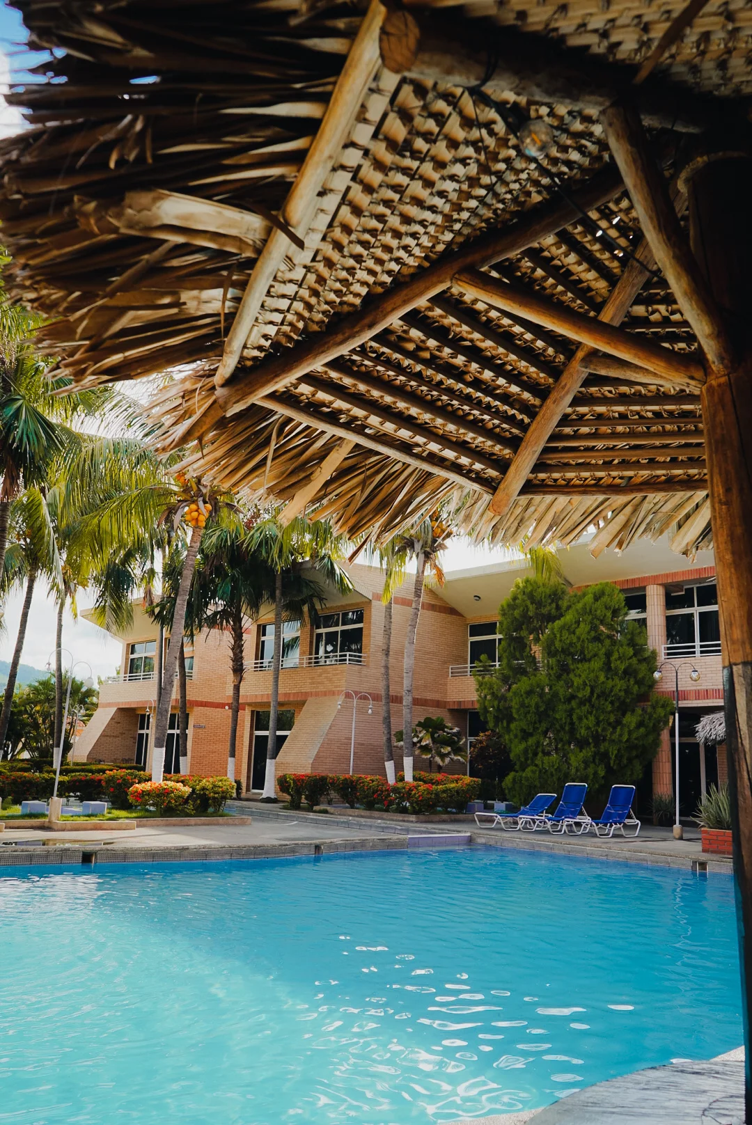Caney junto a la piscina y jardines